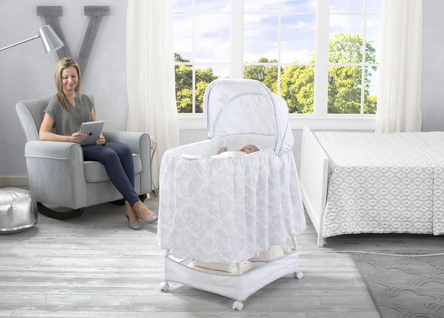 Beautyrest® Classic Silent Auto Gliding Bassinet 4 Beautyrest® Classic Silent Auto Gliding Bassinet
